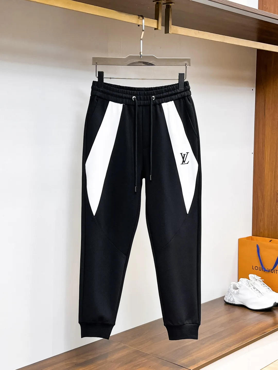 🅿️720 LV 2025 autumn and winter new counter casual suit of the same style, breathable, comfortable and casual! Full of high-end feel! The details are exquisite and high-end, and the workmanship is impeccable! The original high-end fabric is very high-end! The fabric is crisp, anti-wrinkle and wear-resistant, warm, neat and stylish. Everyone must buy a set this autumn and winter. They must look cool and handsome when wearing it. We specially recommend the size M-3XLC30